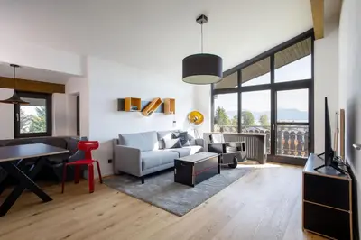 Ein Sitzbereich in der Unterkunft Designer-Oberstüberl mit Seeblick auf den Chiemsee & Alpenpanorama
