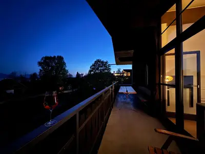 Ein Balkon oder eine Terrasse in der Unterkunft Designer-Oberstüberl mit Seeblick auf den Chiemsee & Alpenpanorama