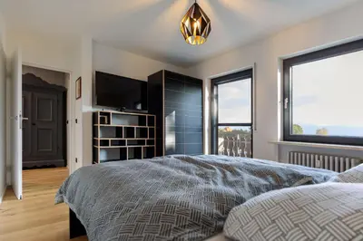 Ein Bett oder Betten in einem Zimmer der Unterkunft Designer-Oberstüberl mit Seeblick auf den Chiemsee & Alpenpanorama