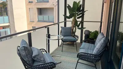 Ein Balkon oder eine Terrasse in der Unterkunft Modern & Cozy Apartment Münchner Freiheit with Balcony
