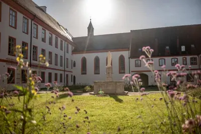 Ein Garten an der Unterkunft Hotel Josef im Kloster Beuerberg