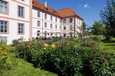 Ein Garten an der Unterkunft Hotel Josef im Kloster Beuerberg