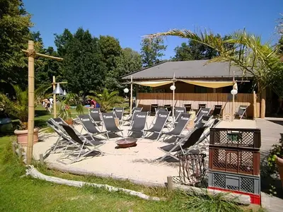 Ein Garten an der Unterkunft Bayerischer Rückzugsort in der Nähe des Chiemsees