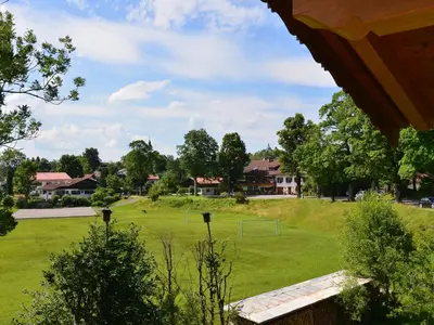 Ein Garten an der Unterkunft Ländliche Ferienwohnung, Bad Bayersoien