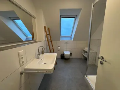 Ein Badezimmer in der Unterkunft Grand Suite - Perfekt für 6-8! Parken Flughafen