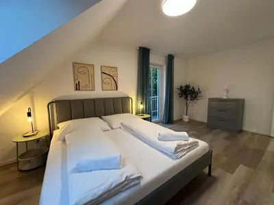 Ein Bett oder Betten in einem Zimmer der Unterkunft Grand Suite - Perfekt für 6-8! Parken Flughafen