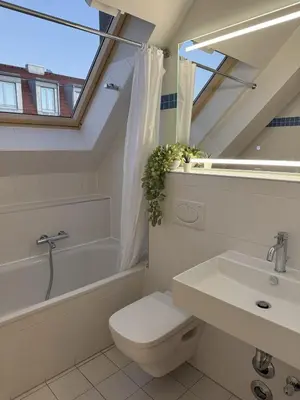 Ein Badezimmer in der Unterkunft Zentrales Dachgeschoss-Apartment Augustenstraße