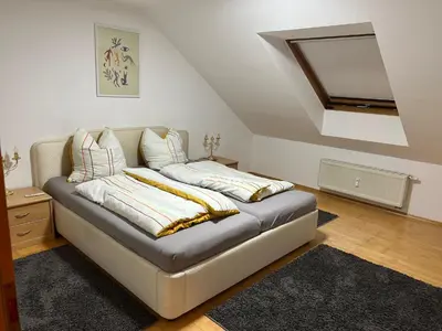 Ein Bett oder Betten in einem Zimmer der Unterkunft Dachgeschoss Wohnung