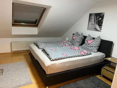 Ein Bett oder Betten in einem Zimmer der Unterkunft Dachgeschoss Wohnung