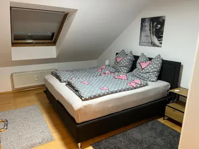 Ein Bett oder Betten in einem Zimmer der Unterkunft Dachgeschoss Wohnung
