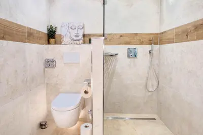 Ein Badezimmer in der Unterkunft Alpenloft mit Garten & BBQ am Chiemsee by Dollop Living