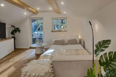 Ein Sitzbereich in der Unterkunft Alpenloft mit Garten & BBQ am Chiemsee by Dollop Living