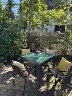 Ein Garten an der Unterkunft 30 min from Munich & S-Bahn apartment with garden