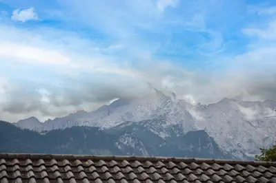 Ein allgemeiner Bergblick oder ein Berglick von der Ferienwohnung aus