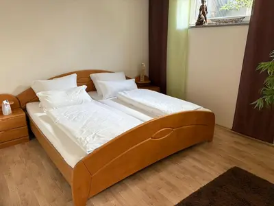 Ein Bett oder Betten in einem Zimmer der Unterkunft Traumhafte Gartenwohnung