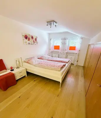 Ein Bett oder Betten in einem Zimmer der Unterkunft Ferienwohnung Spitzenblick Gentes