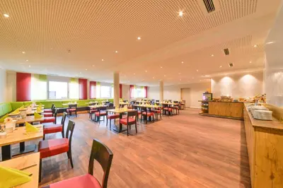 Ein Restaurant oder anderes Speiselokal in der Unterkunft Ammi Hotel Garni