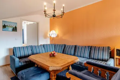 Ein Sitzbereich in der Unterkunft Ferienwohnung Alpenpanorama