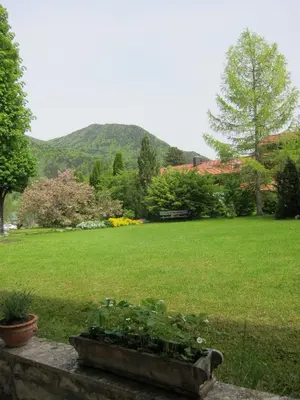 Ein allgemeiner Bergblick oder ein Berglick von der Ferienwohnung aus