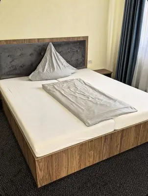 Ein Bett oder Betten in einem Zimmer der Unterkunft Art Hotel
