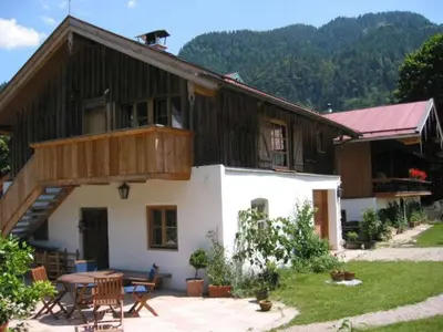 Ein allgemeiner Bergblick oder ein Berglick von des Ferienhauses aus