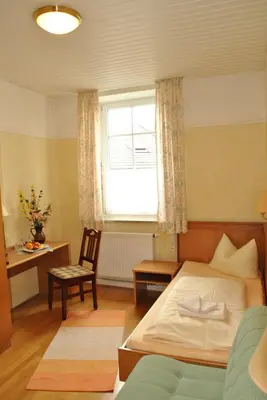 Ein Bett oder Betten in einem Zimmer der Unterkunft Gasthof Kampenwand Aschau