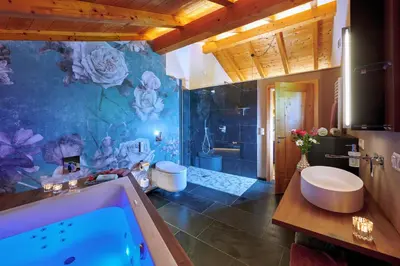 Ein Badezimmer in der Unterkunft ÜbermAlztal Gartenblick