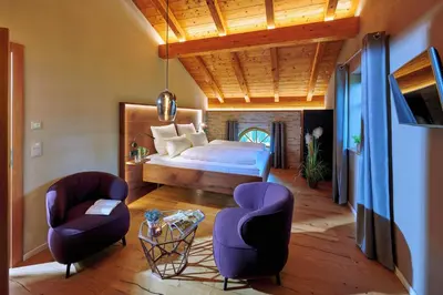 Ein Bett oder Betten in einem Zimmer der Unterkunft ÜbermAlztal Gartenblick