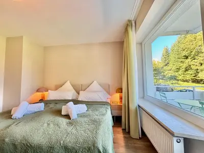 Ein Bett oder Betten in einem Zimmer der Unterkunft Snug Stays 8 - ruhige Toplage Seeblick Design-Wohnung I 3-Zimmer I zentral