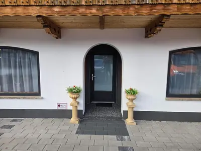 Eine Fassade oder ein Eingang zu Bergblick
