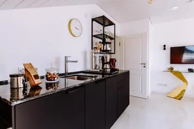 Küche/Küchenzeile in der Unterkunft Ferienwohnung König Ludwig - Modernes Design-Apartment für Paare und Genießer am Starnberger See by LIVARIA