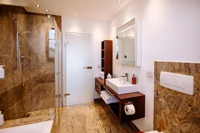 Ein Badezimmer in der Unterkunft Ferienwohnung König Ludwig - Modernes Design-Apartment für Paare und Genießer am Starnberger See by LIVARIA