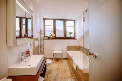 Ein Badezimmer in der Unterkunft Ferienwohnung König Ludwig - Modernes Design-Apartment für Paare und Genießer am Starnberger See by LIVARIA