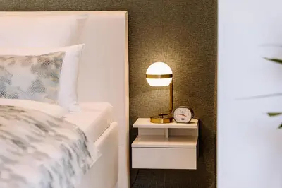 Ein Bett oder Betten in einem Zimmer der Unterkunft Ferienwohnung König Ludwig - Modernes Design-Apartment für Paare und Genießer am Starnberger See by LIVARIA
