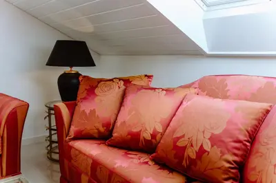 Ein Sitzbereich in der Unterkunft Ferienwohnung König Ludwig - Modernes Design-Apartment für Paare und Genießer am Starnberger See by LIVARIA