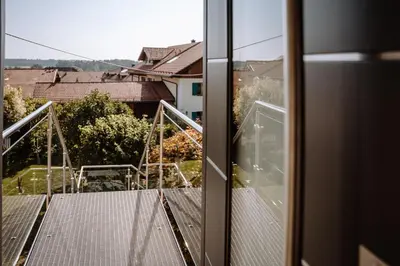 Ein Balkon oder eine Terrasse in der Unterkunft Ferienwohnung König Ludwig - Modernes Design-Apartment für Paare und Genießer am Starnberger See by LIVARIA