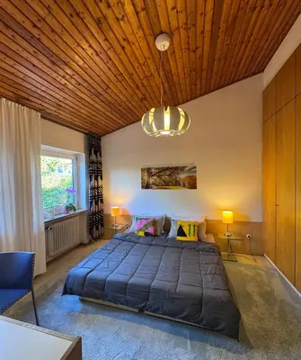 Ein Bett oder Betten in einem Zimmer der Unterkunft Zwei Zimmer im Reihenhaus