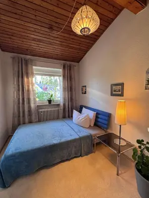 Ein Bett oder Betten in einem Zimmer der Unterkunft Zwei Zimmer im Reihenhaus