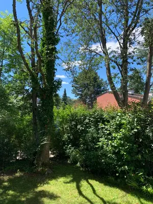 Ein Garten an der Unterkunft Zwei Zimmer im Reihenhaus