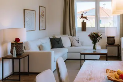 Ein Sitzbereich in der Unterkunft Ferienwohnung Leopoldine Chiemgau