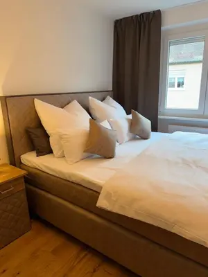 Ein Bett oder Betten in einem Zimmer der Unterkunft Hochwertige GoldenKey Suite mitten in der Altstadt