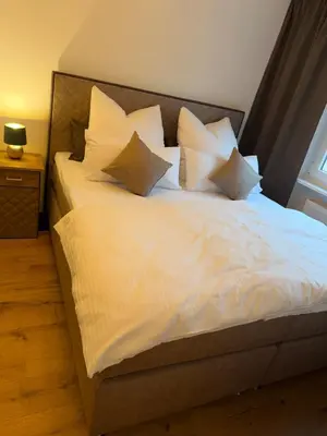 Ein Bett oder Betten in einem Zimmer der Unterkunft Hochwertige GoldenKey Suite mitten in der Altstadt
