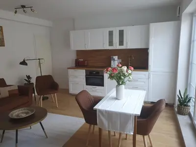 Küche/Küchenzeile in der Unterkunft 75m2 lichtdurchflutete 3 Zimmer Souterrain Wohnung in einem Neubau Villa