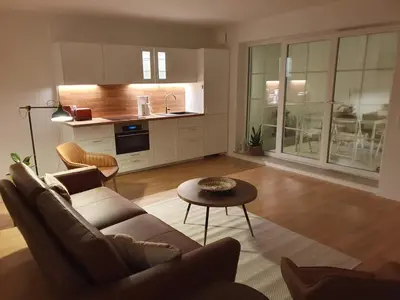 Küche/Küchenzeile in der Unterkunft 75m2 lichtdurchflutete 3 Zimmer Souterrain Wohnung in einem Neubau Villa