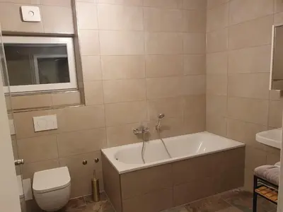 Ein Badezimmer in der Unterkunft 75m2 lichtdurchflutete 3 Zimmer Souterrain Wohnung in einem Neubau Villa