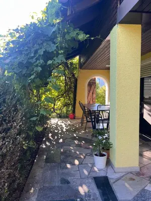 Ein Garten an der Unterkunft Wunderschöne, große Gartenwohnung mit 3 Schlafzimmern Nähe Kaufbeuren