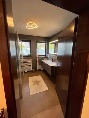 Ein Badezimmer in der Unterkunft Wunderschöne, große Gartenwohnung mit 3 Schlafzimmern Nähe Kaufbeuren