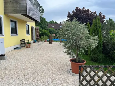 Ein Garten an der Unterkunft Wunderschöne, große Gartenwohnung mit 3 Schlafzimmern Nähe Kaufbeuren