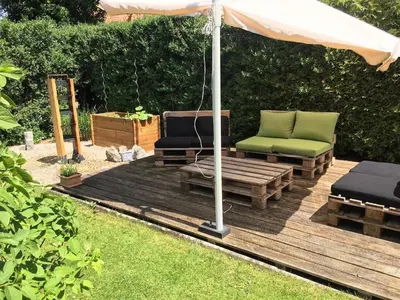 Ein Garten an der Unterkunft Wunderschöne, große Gartenwohnung mit 3 Schlafzimmern Nähe Kaufbeuren