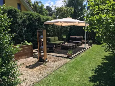 Ein Garten an der Unterkunft Wunderschöne, große Gartenwohnung mit 3 Schlafzimmern Nähe Kaufbeuren
